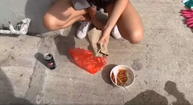 《新加坡》女學生為環保垃圾桶里「覓食」,網友大呼:「」噁心「」
