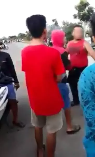 《霸道》不滿遭民眾阻攔 飆摩哆黨亮刀要「」砍人「」!