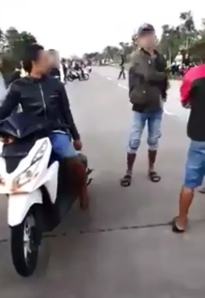 《霸道》不滿遭民眾阻攔 飆摩哆黨亮刀要「」砍人「」!