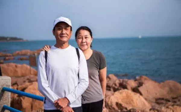 雙胞胎女兒超美!身價過億卻捨不得買「一支手機」 財產全給老婆管「家中3女子」被他寵上天