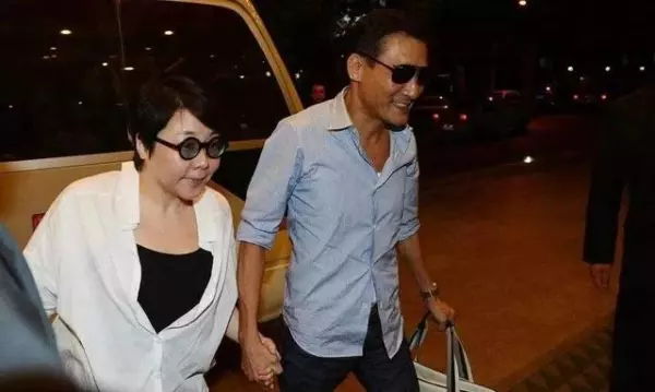 雙胞胎女兒超美!身價過億卻捨不得買「一支手機」 財產全給老婆管「家中3女子」被他寵上天