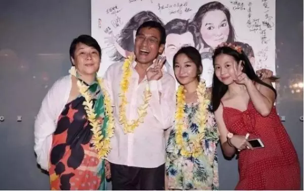雙胞胎女兒超美!身價過億卻捨不得買「一支手機」 財產全給老婆管「家中3女子」被他寵上天
