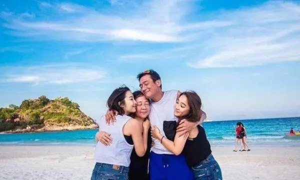 雙胞胎女兒超美!身價過億卻捨不得買「一支手機」 財產全給老婆管「家中3女子」被他寵上天