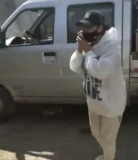 金毛丟失後被志工在狗肉店救下,金毛再次見到主人後,場景讓人落淚