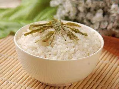 老祖宗傳下來的長壽秘訣:煮飯時加幾片「葉子」,降血脂、促消化、養胃護肝還能防百病,送給家人最好的禮物