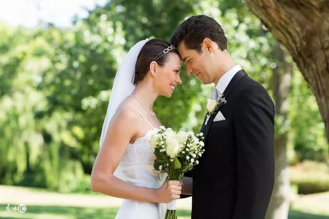結婚婆婆只給一萬塊彩禮,婚禮當天看到宴席,我媽氣的領我回家