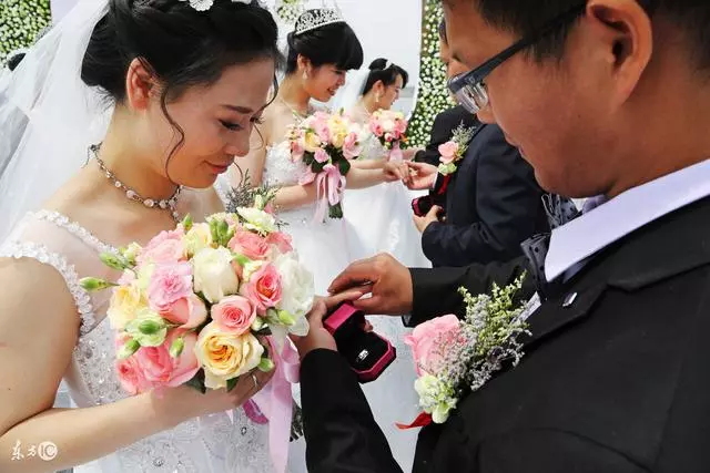 結婚婆婆只給一萬塊彩禮,婚禮當天看到宴席,我媽氣的領我回家