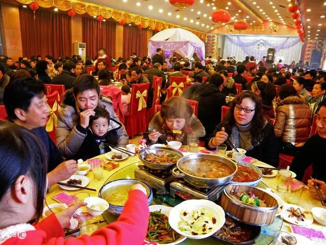 結婚婆婆只給一萬塊彩禮,婚禮當天看到宴席,我媽氣的領我回家