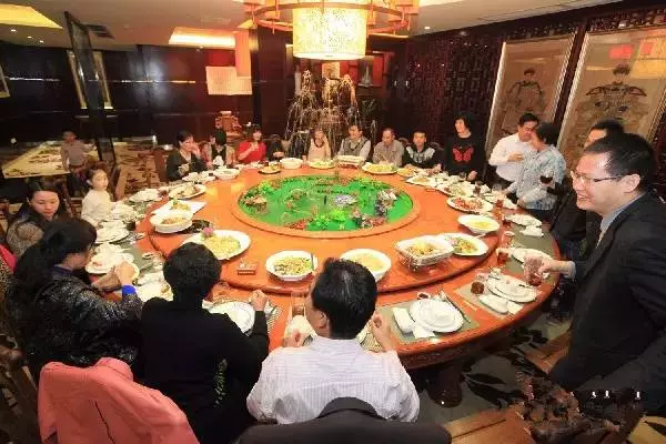 看似一張平平無奇的同學聚會照片,但卻瞬間被瘋傳 !