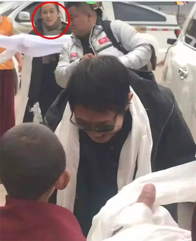 56歲李連杰攜妻子現身寺廟,58歲老婆比他年輕多了!