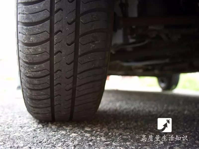 生活小常識:輪胎上出現這個,千萬別用手摸,後果很嚴重!為了安全都看下吧!