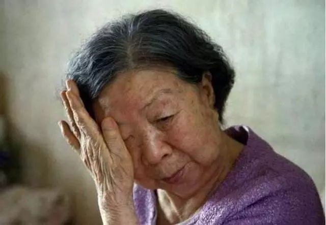 兒子接我到城裡住,兒媳做了海鮮卻不給我吃,半夜起來我哭了!