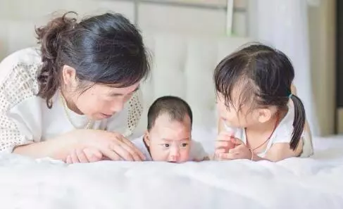 我跟小姑同一天生小孩,婆婆選擇了照顧我,但我還是把她送走了!