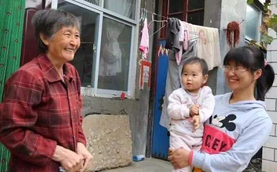 我跟小姑同一天生小孩,婆婆選擇了照顧我,但我還是把她送走了!
