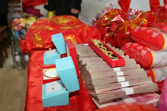 結婚後婆婆把我當保姆一樣使喚,我提離婚,婆婆:35萬買你一輩子