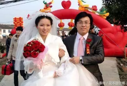 婆婆生日,兒媳轉帳五千,回婆家時,門外聽到對話,她如墜冰窖