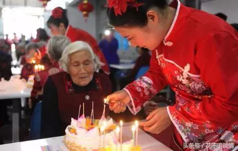 婆婆生日,兒媳轉帳五千,回婆家時,門外聽到對話,她如墜冰窖