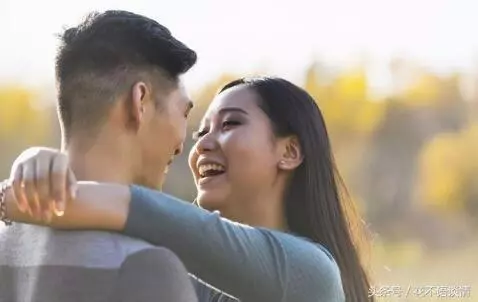 婆婆生日,兒媳轉帳五千,回婆家時,門外聽到對話,她如墜冰窖