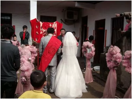 女子帶婆婆改嫁,婚後丈夫呵護備至,出差回來女子含淚送走婆婆