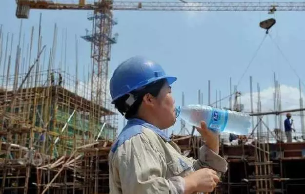 女兒晚上睡覺總哭,父親厭煩睡客房,深夜夢到女兒去世,醒來愣了