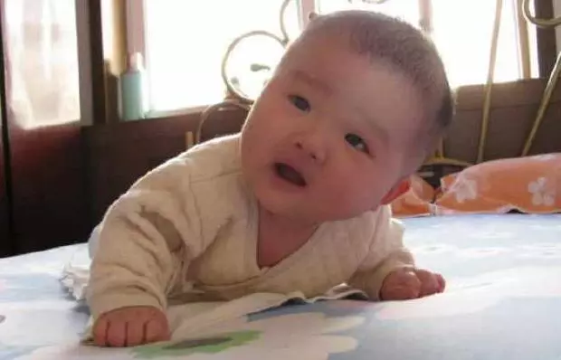 女兒晚上睡覺總哭,父親厭煩睡客房,深夜夢到女兒去世,醒來愣了