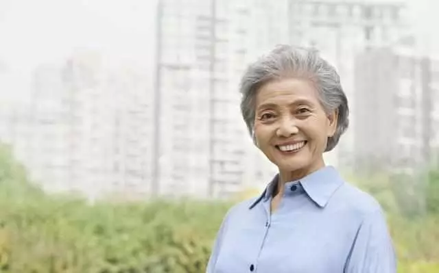 母親躺著看電視,妻子打掃衛生,看到妻子的手腕,老公怒提離婚