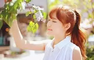 母親躺著看電視,妻子打掃衛生,看到妻子的手腕,老公怒提離婚