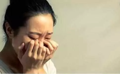 母親躺著看電視,妻子打掃衛生,看到妻子的手腕,老公怒提離婚