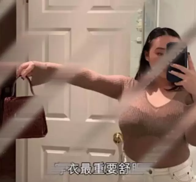 林憶蓮李宗盛女兒秀奢侈品包包,21歲身材嚴重走樣,五官酷似媽媽