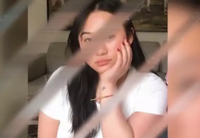 林憶蓮李宗盛女兒秀奢侈品包包,21歲身材嚴重走樣,五官酷似媽媽