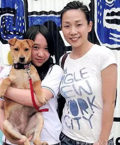 林憶蓮李宗盛女兒秀奢侈品包包,21歲身材嚴重走樣,五官酷似媽媽