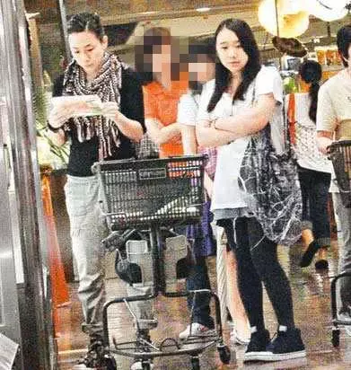 林憶蓮李宗盛女兒秀奢侈品包包,21歲身材嚴重走樣,五官酷似媽媽