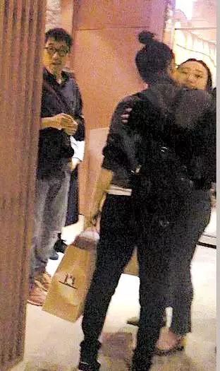 林憶蓮李宗盛女兒秀奢侈品包包,21歲身材嚴重走樣,五官酷似媽媽