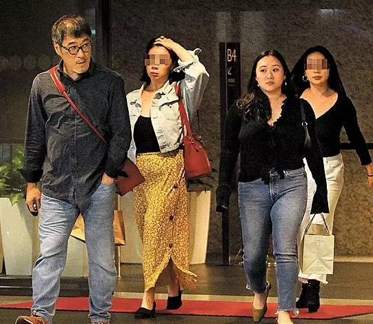 林憶蓮李宗盛女兒秀奢侈品包包,21歲身材嚴重走樣,五官酷似媽媽