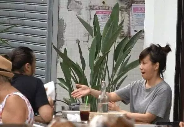 林憶蓮李宗盛女兒秀奢侈品包包,21歲身材嚴重走樣,五官酷似媽媽