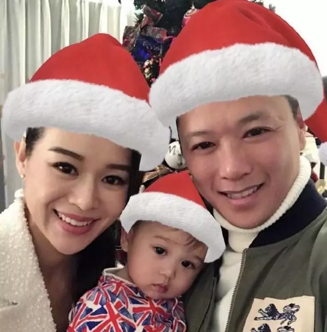 胡杏兒出街獲婆婆暖心攙扶,二胎胡杏兒肚大如羅似自帶游泳圈