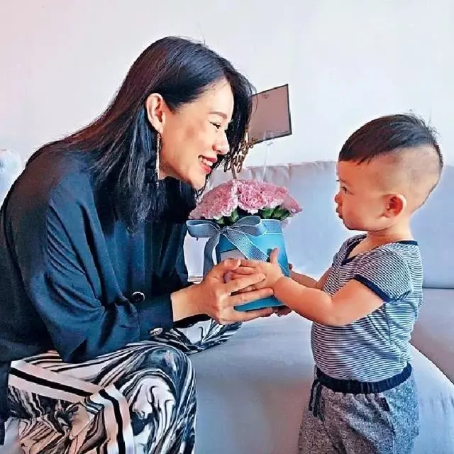 胡杏兒出街獲婆婆暖心攙扶,二胎胡杏兒肚大如羅似自帶游泳圈
