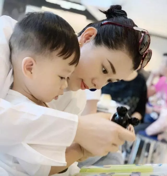 胡杏兒出街獲婆婆暖心攙扶,二胎胡杏兒肚大如羅似自帶游泳圈