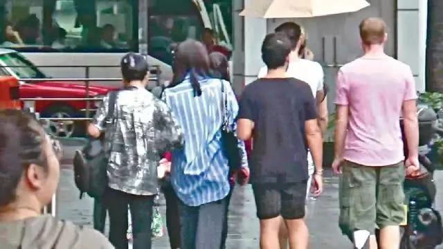 胡杏兒出街獲婆婆暖心攙扶,二胎胡杏兒肚大如羅似自帶游泳圈