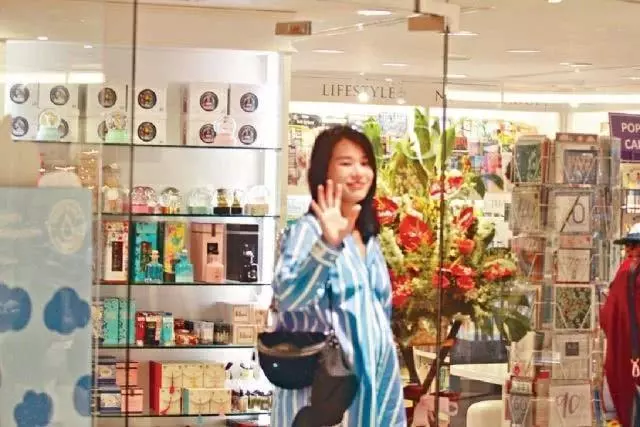 胡杏兒出街獲婆婆暖心攙扶,二胎胡杏兒肚大如羅似自帶游泳圈