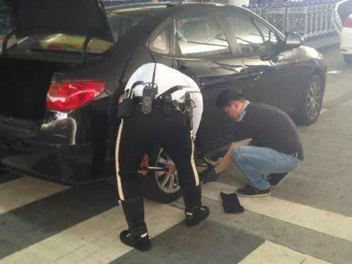 大馬警察「撲水」過年?警方設路障向外勞索賄,「交1000令吉,不然對付你們」外勞反擊讓人拍手稱讚!