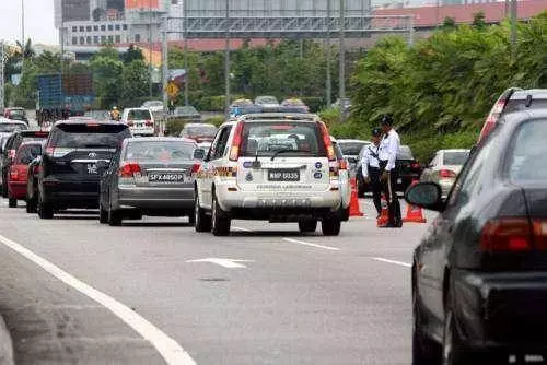 大馬警察「撲水」過年?警方設路障向外勞索賄,「交1000令吉,不然對付你們」外勞反擊讓人拍手稱讚!