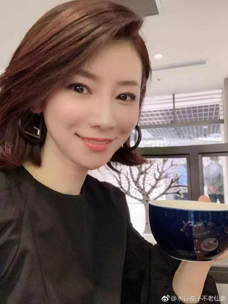 51歲像18歲女大生!全國「第一不老仙妻」爆紅 8年後「仙女顏值再進化」網看傻:老公像爸爸