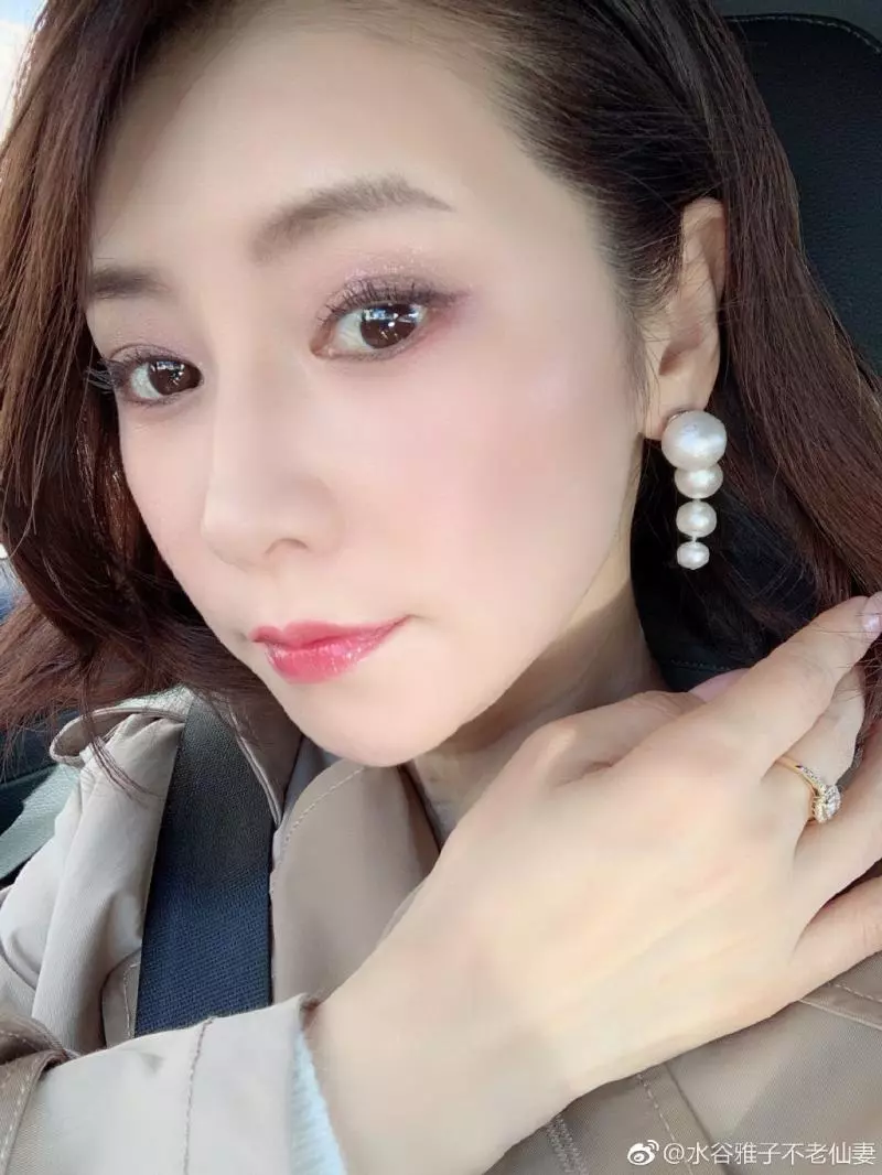 51歲像18歲女大生!全國「第一不老仙妻」爆紅 8年後「仙女顏值再進化」網看傻:老公像爸爸