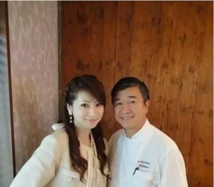 51歲像18歲女大生!全國「第一不老仙妻」爆紅 8年後「仙女顏值再進化」網看傻:老公像爸爸