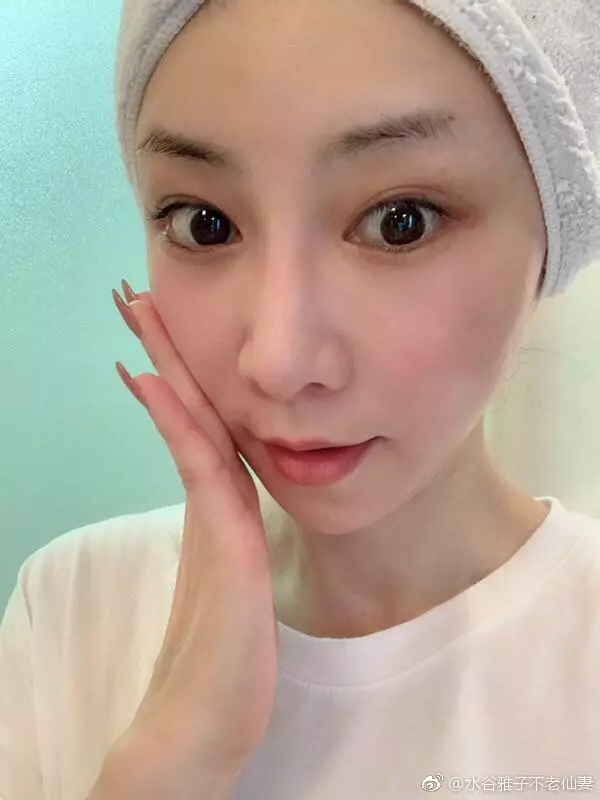 51歲像18歲女大生!全國「第一不老仙妻」爆紅 8年後「仙女顏值再進化」網看傻:老公像爸爸