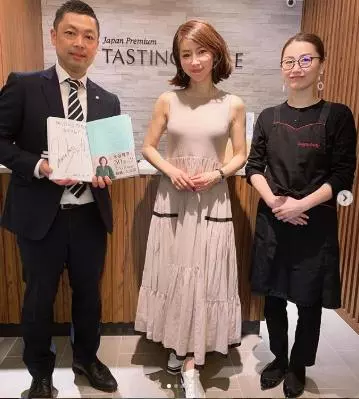 51歲像18歲女大生!全國「第一不老仙妻」爆紅 8年後「仙女顏值再進化」網看傻:老公像爸爸