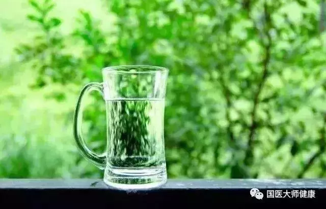 一天中最該喝水的四個時刻,醫生稱是救命水,你喝對了嗎?