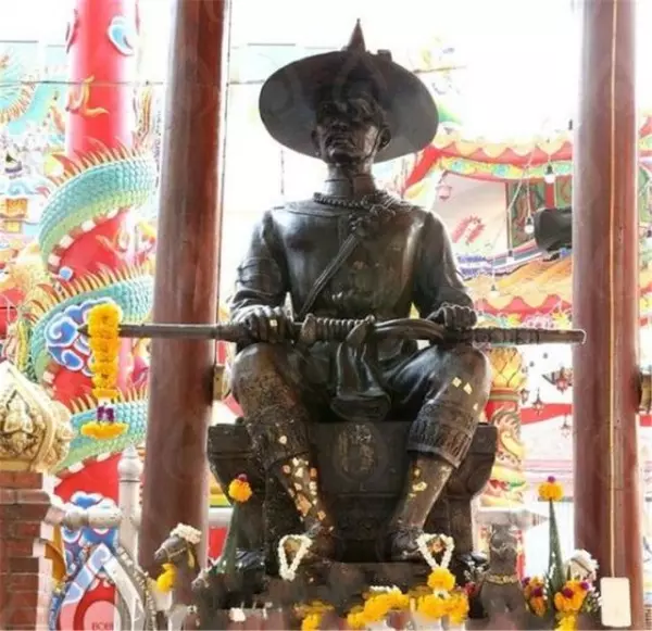 他當皇帝後送家鄉人18缸鹹菜,鄉親扔了17缸,倒出來一看後悔不已!