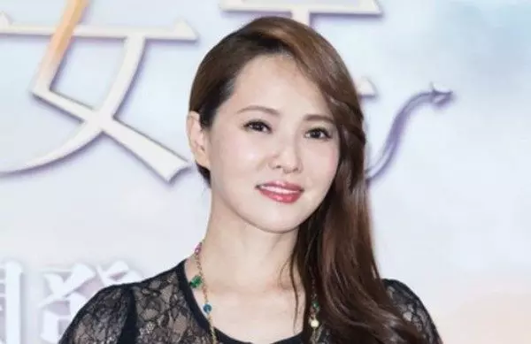小哈利長大了!伊能靜曝光兒子超猛「全A成績」 帥氣挺拔背影照「往旁一看」網驚:兒子交女友?